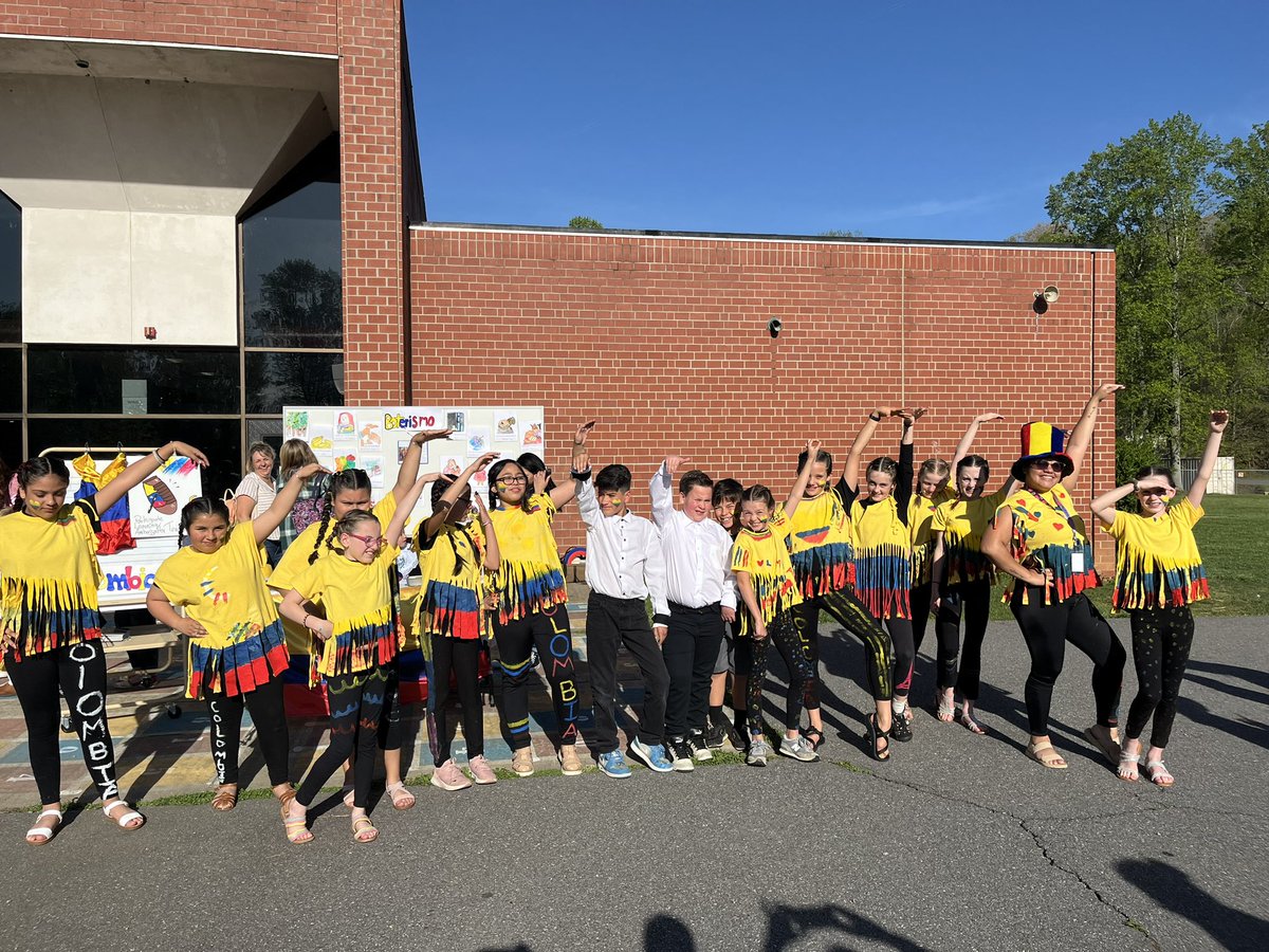 laprofekarol's tweet photo. #SpanishLanguageDay we had fun at WD Williams @ParticipateLrng @BuncombeSchools #UnitingOurWorld #DiaInternacionalDelLibro #AmbassadorTeachers #DualLanguage https://t.co/DwDH7j6pm4