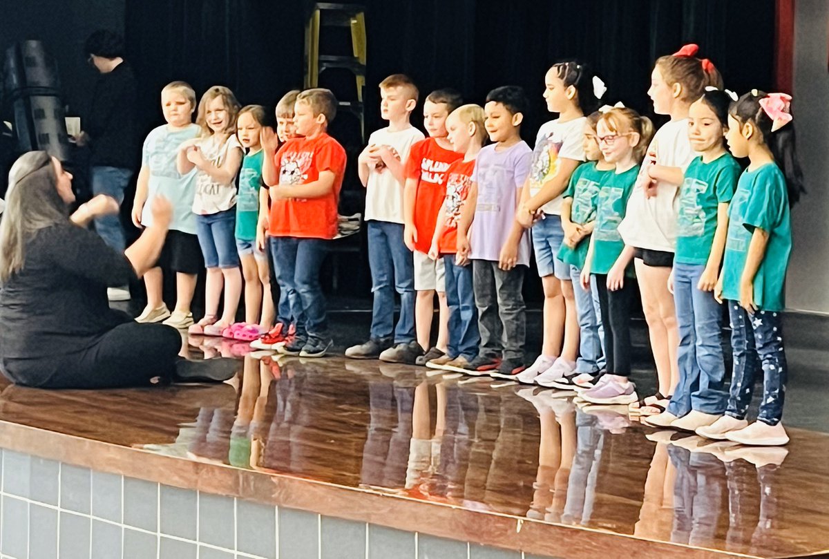 Our students shone bright at the Fine Arts Showcase last Saturday! From choirs to bands, dance to artwork, and theater acts – our school was a canvas of creativity! Huge thanks to all performers, artists, and supporters! Let's keep celebrating the arts and nurturing talent.