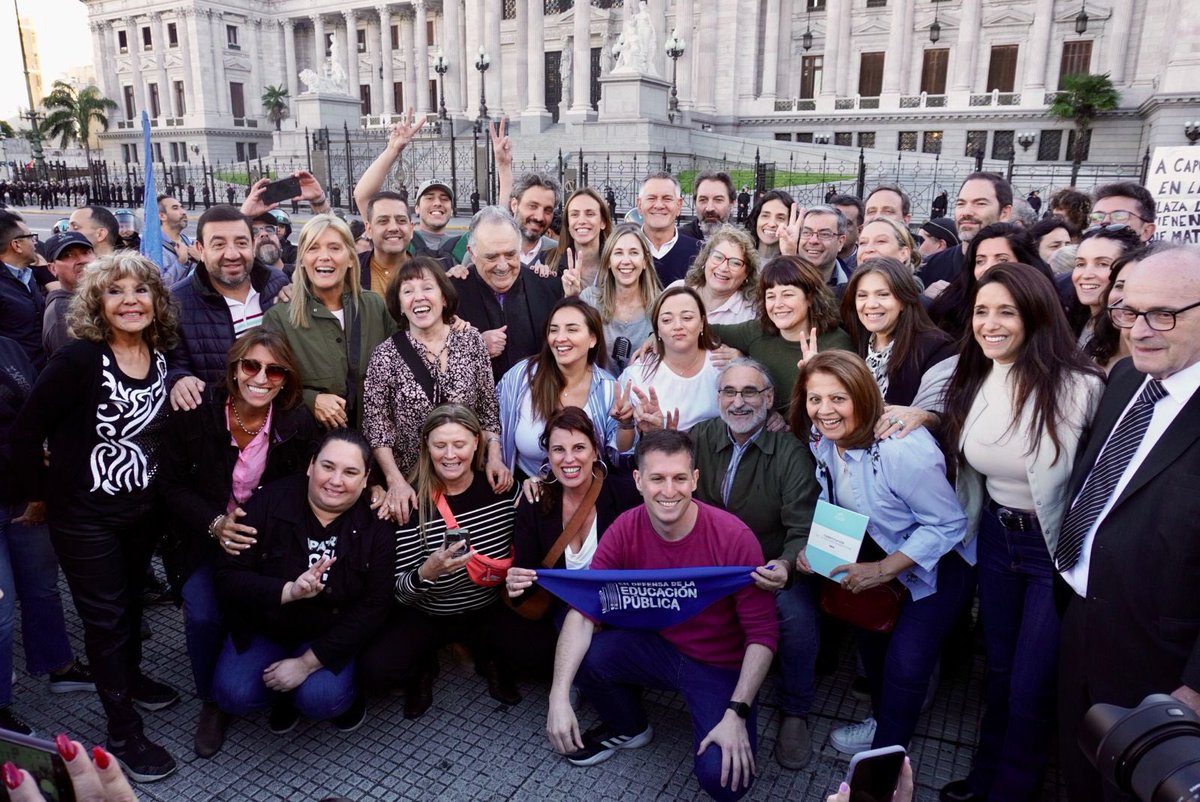 La educación universitaria pública es el símbolo de la posibilidad que tienen las familias argentinas de crecer y desarrollarse. Eso quieren destruir. Tiene que ser muy necio y orgulloso el Presidente Milei para no verla. #EducacionPublica #UniversidadPublicaSiempre