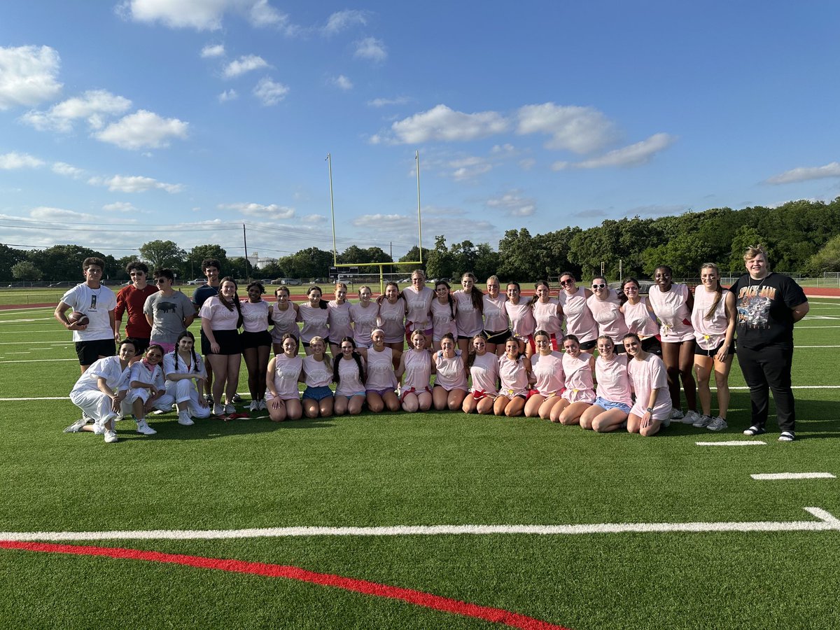 Seniors, coaches, and ⁦@GHSRustlers⁩ #powderpuff ⁦@gvinestuco⁩