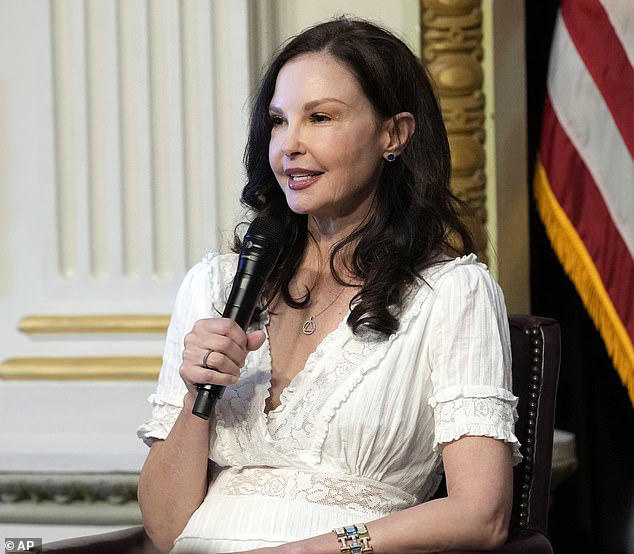 Actress @AshleyJudd  Delivers Powerful Speech About Suicide Prevention At The White House 

#MentalHealthIsHealth 

onthe6th2.blogspot.com/2024/04/actres…