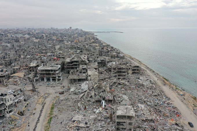 Siyonist k@fir teröristler 200 günde Gazze’ye 75 bin adet ağır bomba bıraktılar. ABD’nin 6 senede Irak’a attığı bomba sayısı 4000 yoktu. Ayrıca Irak’ın yüzölçümünü Gazze’nin 1200 katı. Bu bir savaş değil, soykırımdır. Dünyanın umarsızca izlediği bir soykırım.