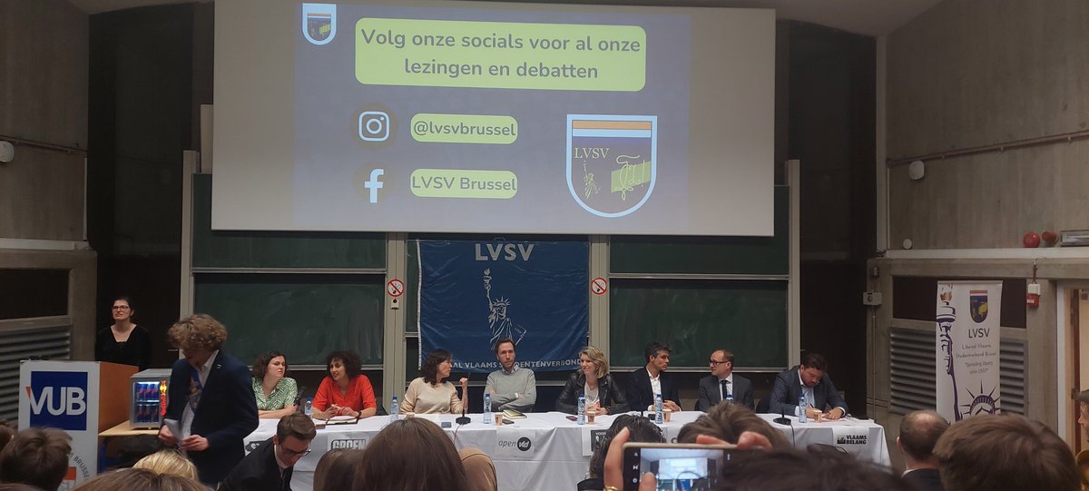 At a university debate on the VUB.

Els Ampe over onderwijs:

Ja, we moeten het Mexicaans leger (lees: migranten) naar leerkrachten schakelen.
MAAR! Wij zijn vrijzinnig(!) en mensen zijn niet vrij en 'neutraal' als ze een hoofddoek dragen.

Een derde optie is ALTIJD rechts.