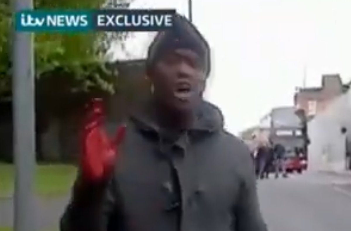 ItsAllATheatre's tweet photo. #WoolwichAttack #Stabbing It was all FAKE. Look at the added colour saturation on hands. No boood on face/clothing. Watch link in slow-mo. STILL frames below. Woman casually walks along. #StagedPsyop #WagTheDog #CrisisActors ferment hate & cause FEAR.
https://t.co/FlBwEVNJru https://t.co/2SU0pSKWFU