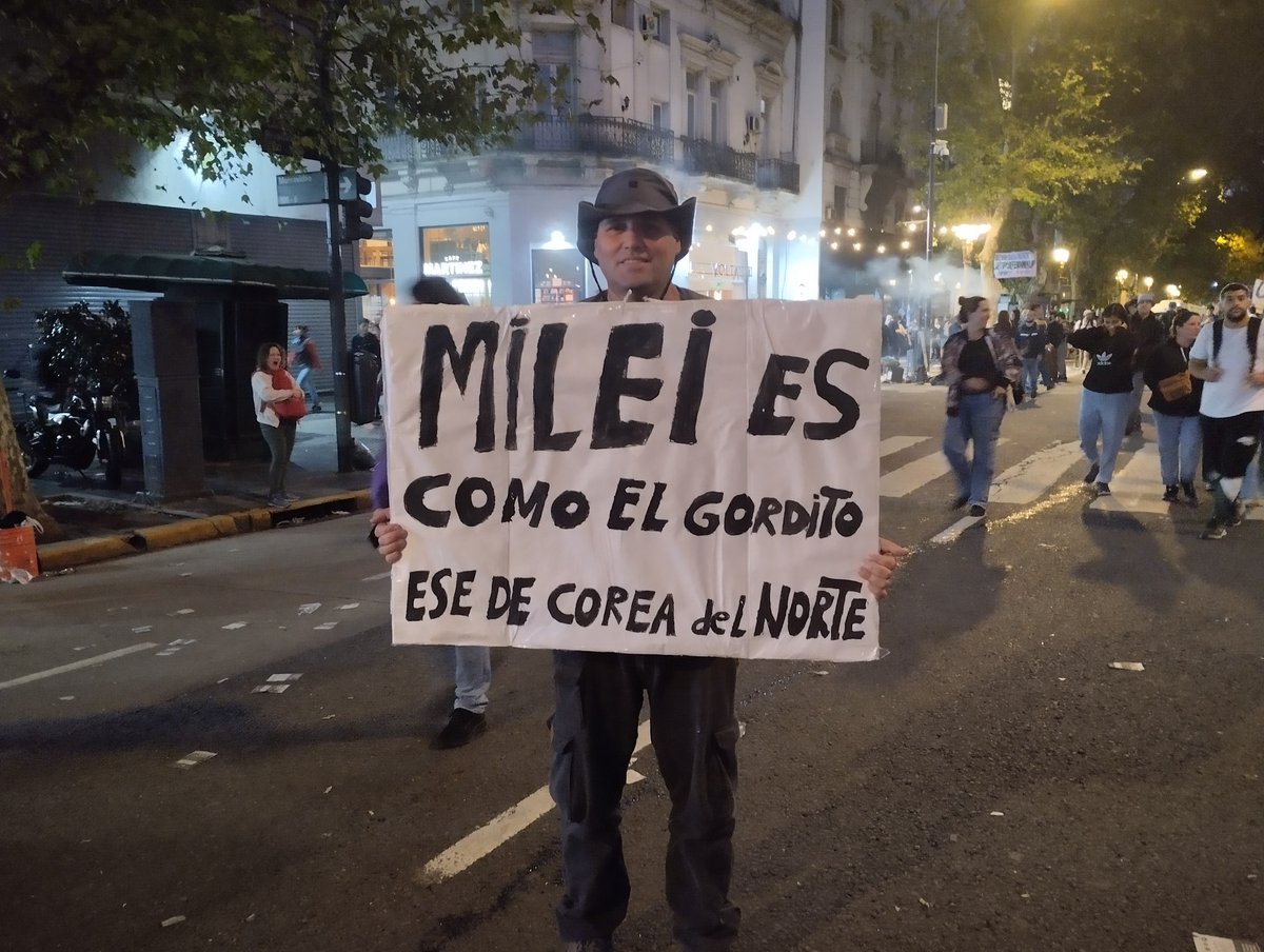 Tienen terrible ensalada en la cabeza. Pobres.