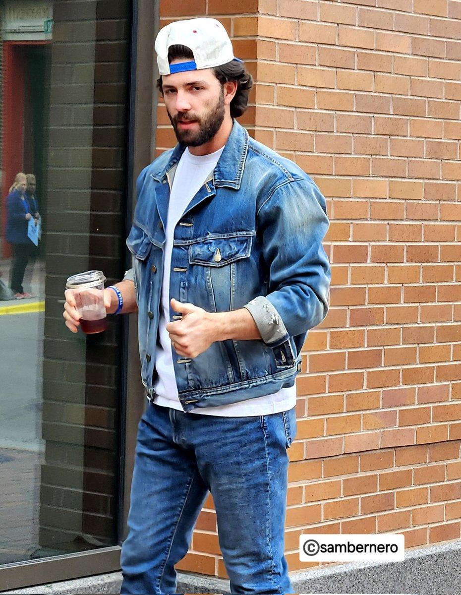 Pic I took of Dansby Swanson arriving at Wrigley Field today. **** Sorry for so many tweet pics today. I won't be there tomorrow so you will get a break of me tomorrow lol. #Cubs