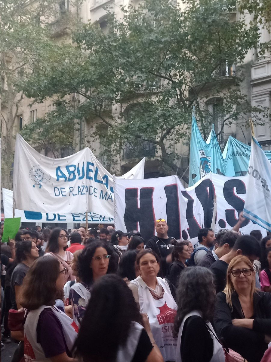 Hoy marchamos junto a los organismos de derechos humanos en defensa de la Universidad pública ☘️