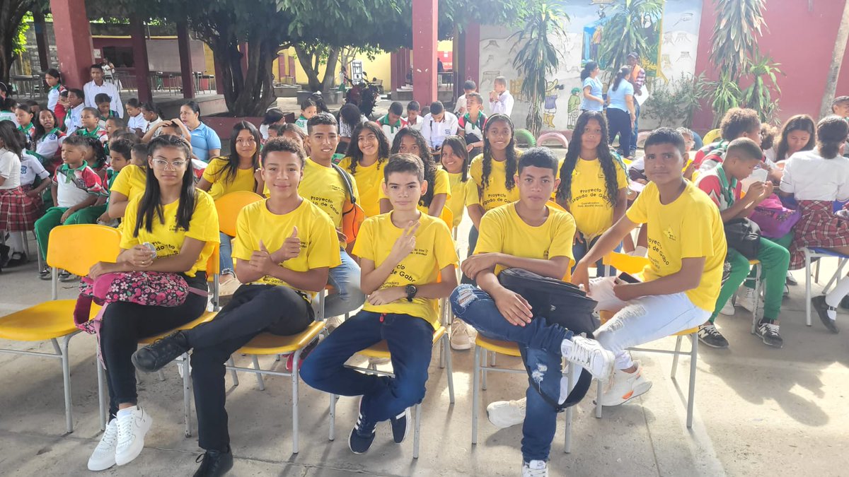 SutyAvila's tweet photo. La IED Buenos Aires, celebró el dia del idioma, en el marco de los proyectos de aula " Tras la huellas de Gabo" liderado por la  docente Doris Maadrid y el proyecto  liderado por la licenciada Marelvis Melendez"Desafiando con preguntas la fronteras de la #ministeriodeeducacion. https://t.co/MVnqqZrjUu