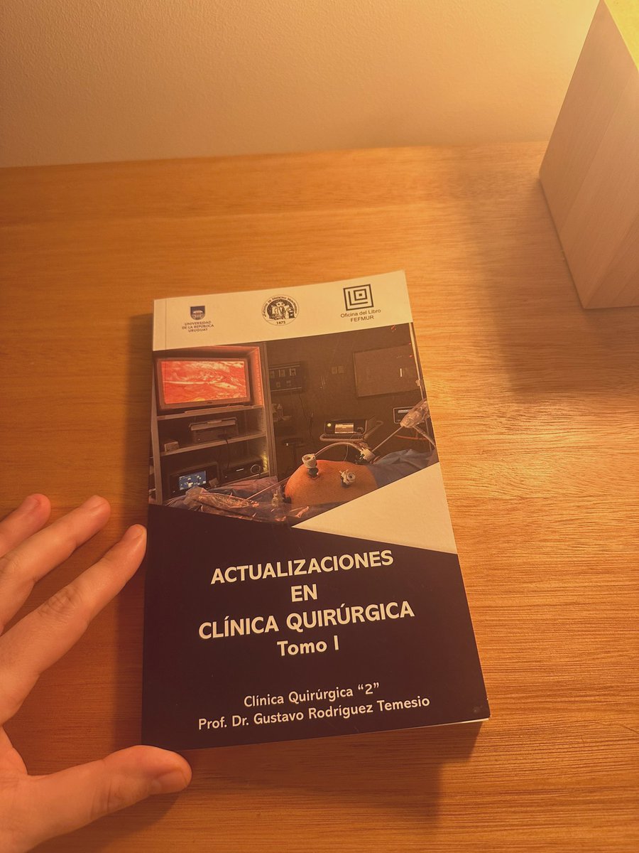 SoleBrando's tweet photo. Para los estudiantes que me preguntan de donde leer, mi clínica sacó recientemente este libro de clínica quirúrgica, tomo I, se viene por lo menos uno más en camino en el que participé. Lo pueden conseguir en la oficina de libro! 
Se agradece retweet! ☺️ https://t.co/jVl1u9Njb4