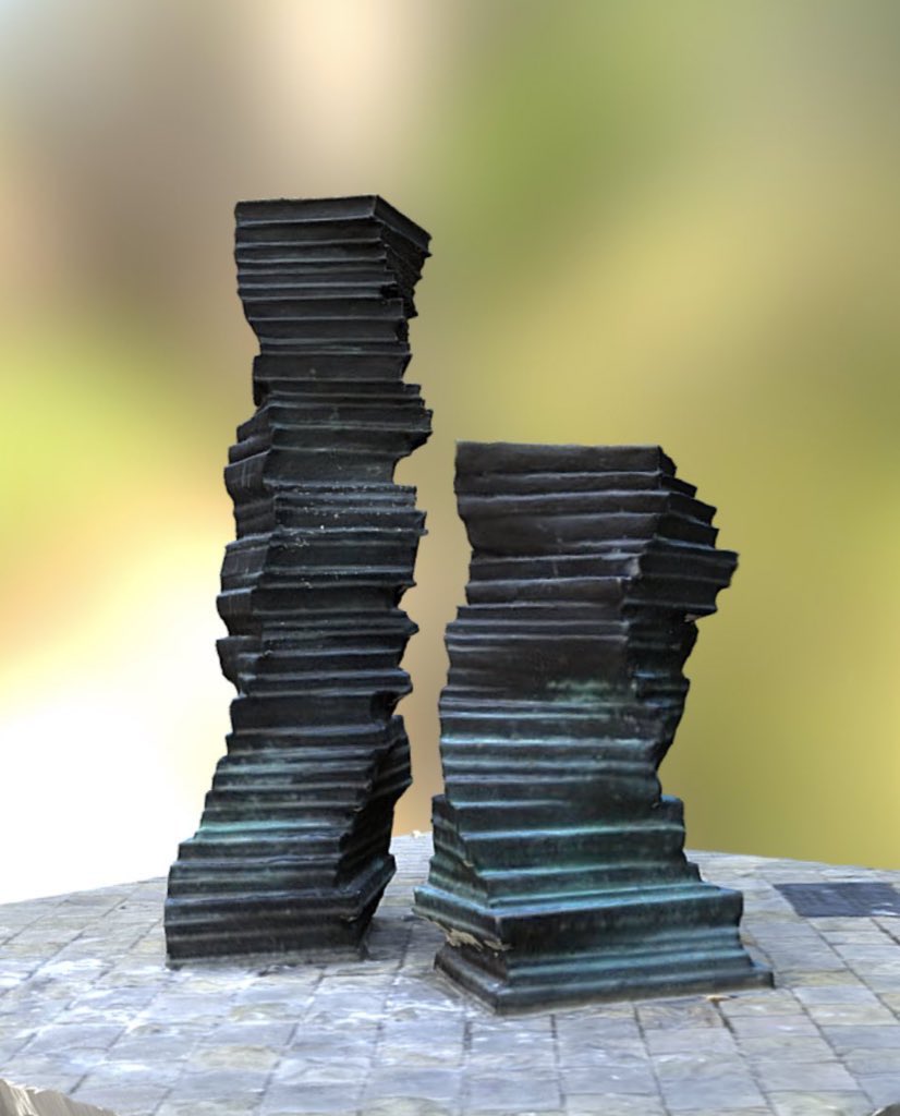 We hope everyone enjoyed #WorldBookDay! This sculpture ‘Knowledge and Understanding’ by @DianaBellArt was unveiled in #Oxford in 2009 and was cast in bronze from real books. Experience our #3D scan of the public artwork in #VR & #AR on @Sketchfab at skfb.ly/6In6o 📚📚