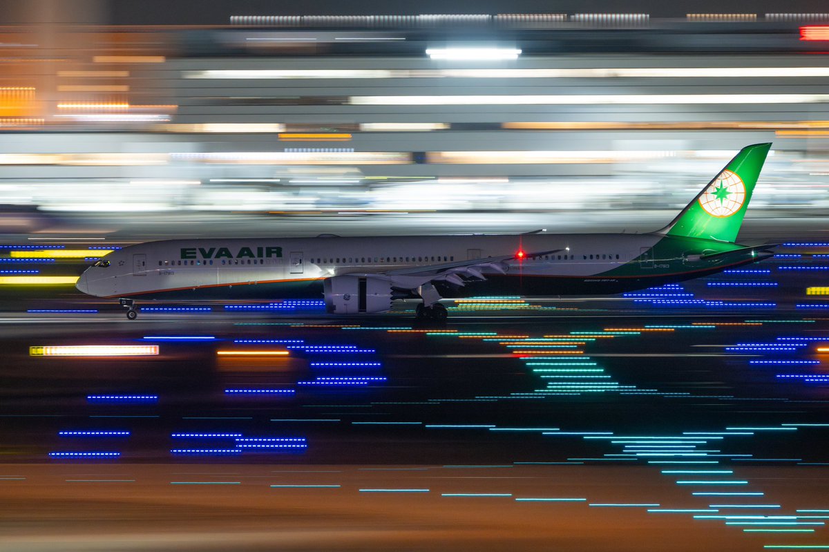 エバー航空
Boeing787-10
B-17813

#羽田空港 
#hanedaairport 
#エバー航空 
#evaairways 
#evaair 
#スターアライアンス 
#staralliance 
#ボーイング 
#boeing 
#boeing787 
#ランディング 
#landing 
#流し撮り 
#panningphotography 
#ニコン 
#nikon 
#z8