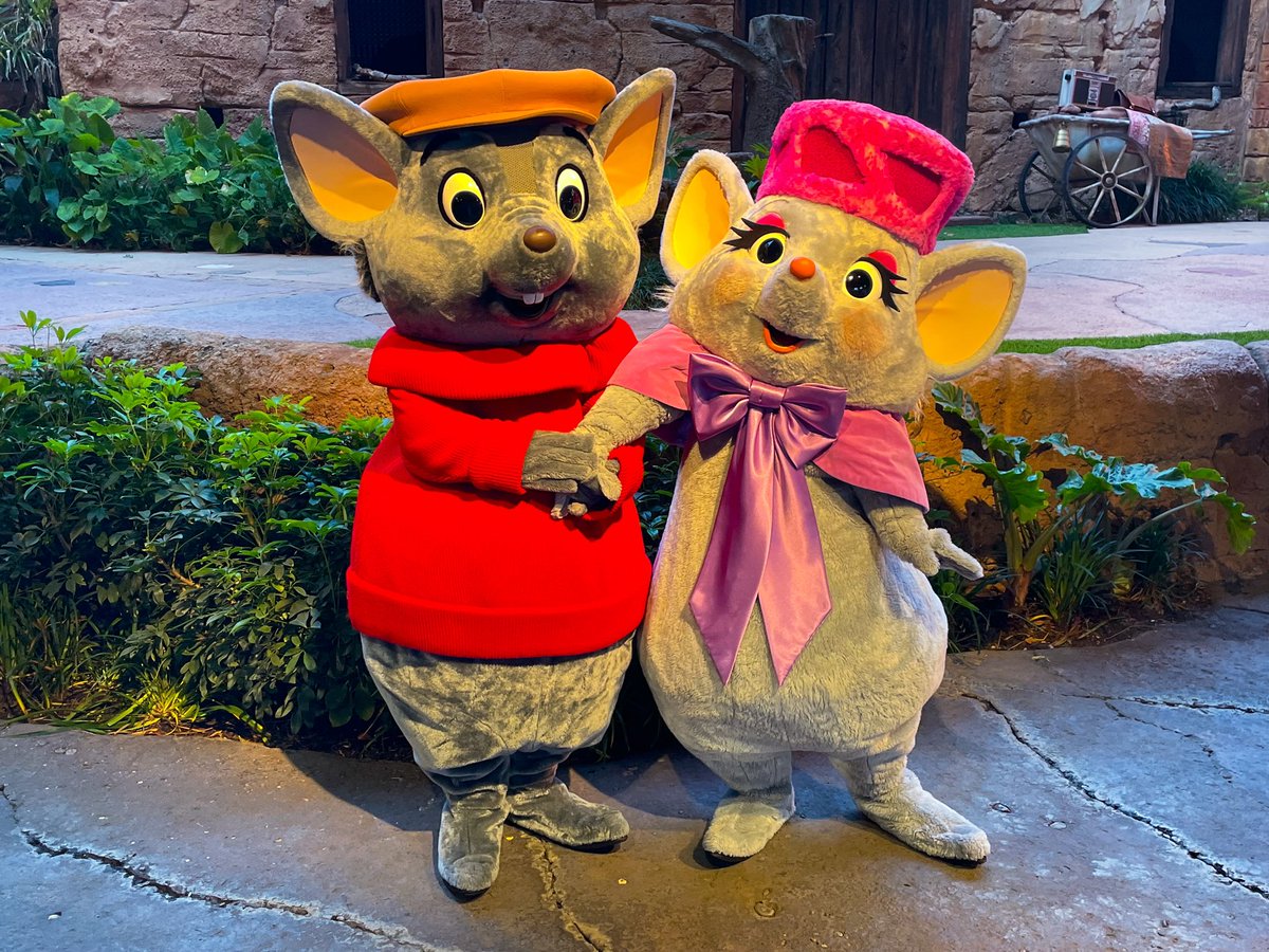 DuckTalks's tweet photo. Bernard and Bianca at Disney’s Animal Kingdom for Moonlight Magic #DVC #ThatMagicFeeling https://t.co/5czB5f3Utx
