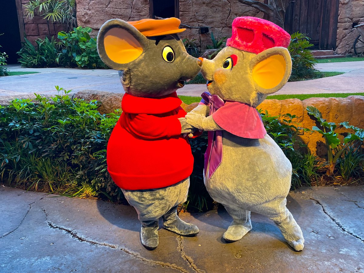 DuckTalks's tweet photo. Bernard and Bianca at Disney’s Animal Kingdom for Moonlight Magic #DVC #ThatMagicFeeling https://t.co/5czB5f3Utx
