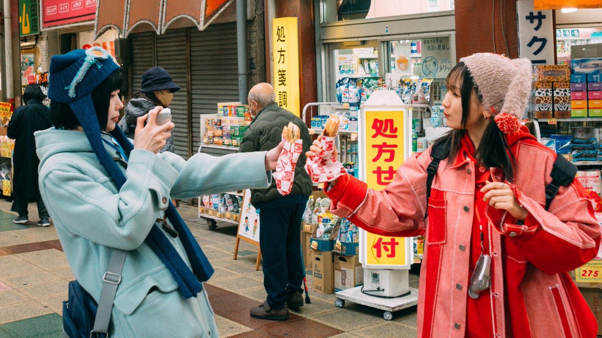 yeah70's tweet photo. 映画デデデデのあのちゃん幾田りらさんによる主題歌2曲のMVの企画、クリエイティブディレクションをしました。
『絶絶絶絶対聖域』で地球の存亡をかけて戦う2人が、かつて親友だった頃の物語を『青春謳歌』で。かなり考察が捗る設定を随所に散りばめたので、ぜひ2本合わせて何度も見てね。 https://t.co/lh3fBA6vK8
