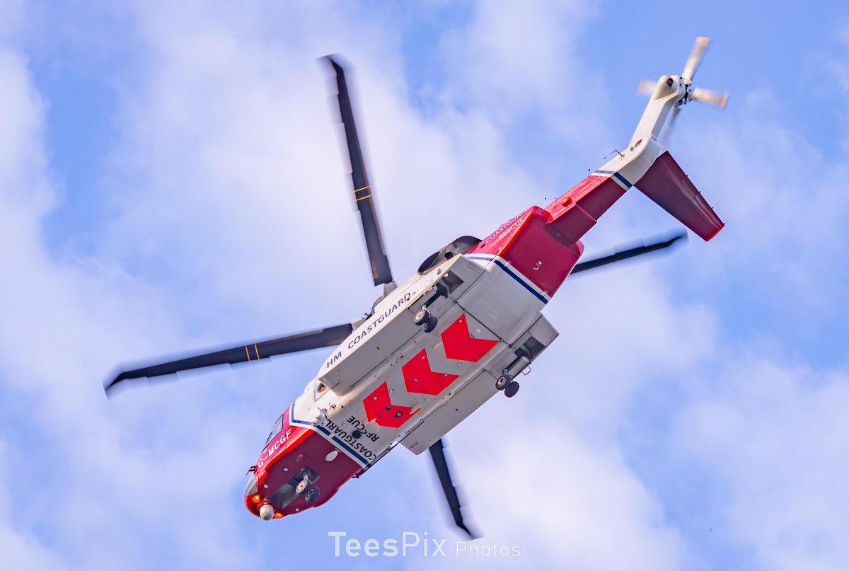 🚁 The @MCA_media @HMCoastguard Helicopter arriving into @SouthTees James Cook Hospital after attending a medical emergency on board a vessel way out in the North Sea off the coast of Teesside.  

#Coastguard #GMCGF #Middlesbrough 

📷 Photos by: TeesPix.Photos