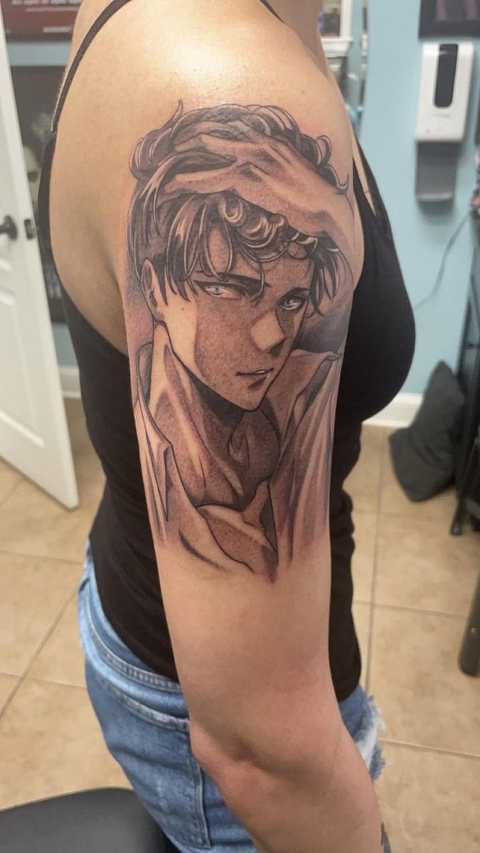 Got a tattoo of Sung Jinwoo!
Done by Colbey Joyce at Blackhive Tattoo.
#SoloLeveling #俺だけレベルアップな件 #성진우 #tattoo