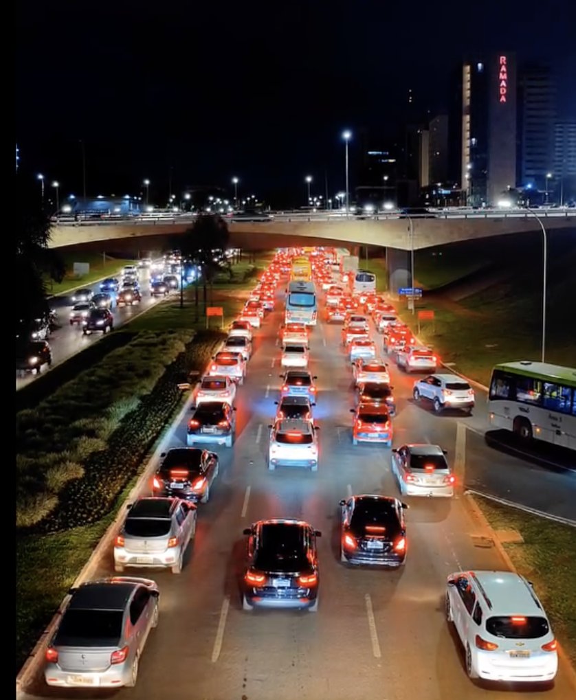 Como é viver no DF de um governo que só se importa com obras para carros: 👇