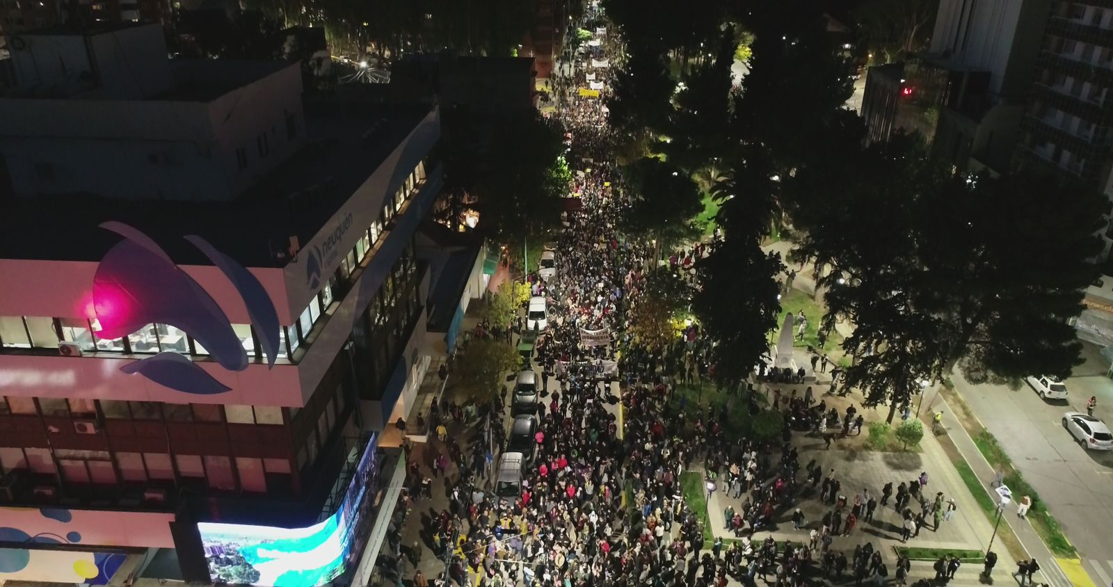 UNComa - Universidad Nacional del Comahue on X: "Multitudinaria e histórica  marcha en defensa de la universidad pública. Más de 30.000 personas se  movilizaron en las calles de Neuquén y otras 10.000