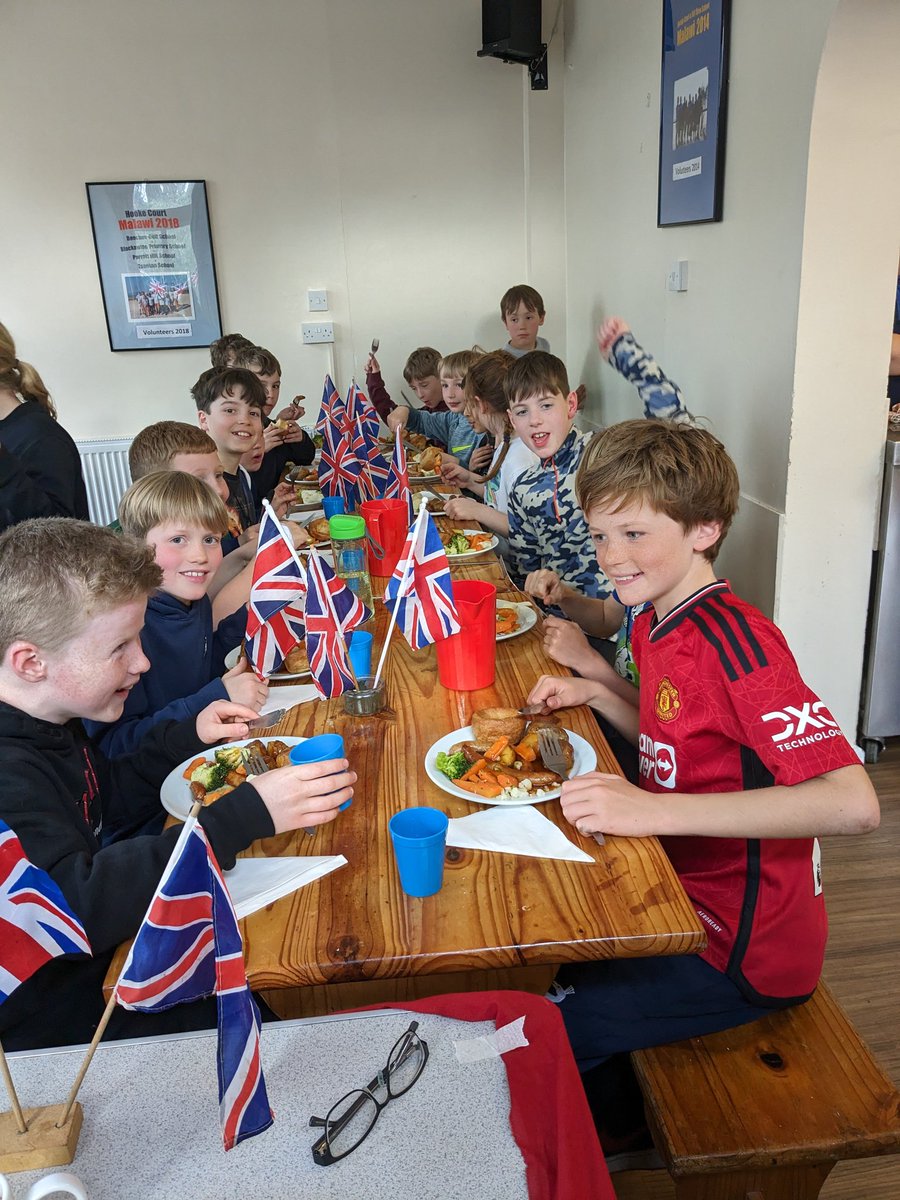 WinterfoldMFL's tweet photo. Year 5 celebrating VE Day after listening to Churchill's victory message on the radio. @winterfoldhs https://t.co/hiullJLyAP