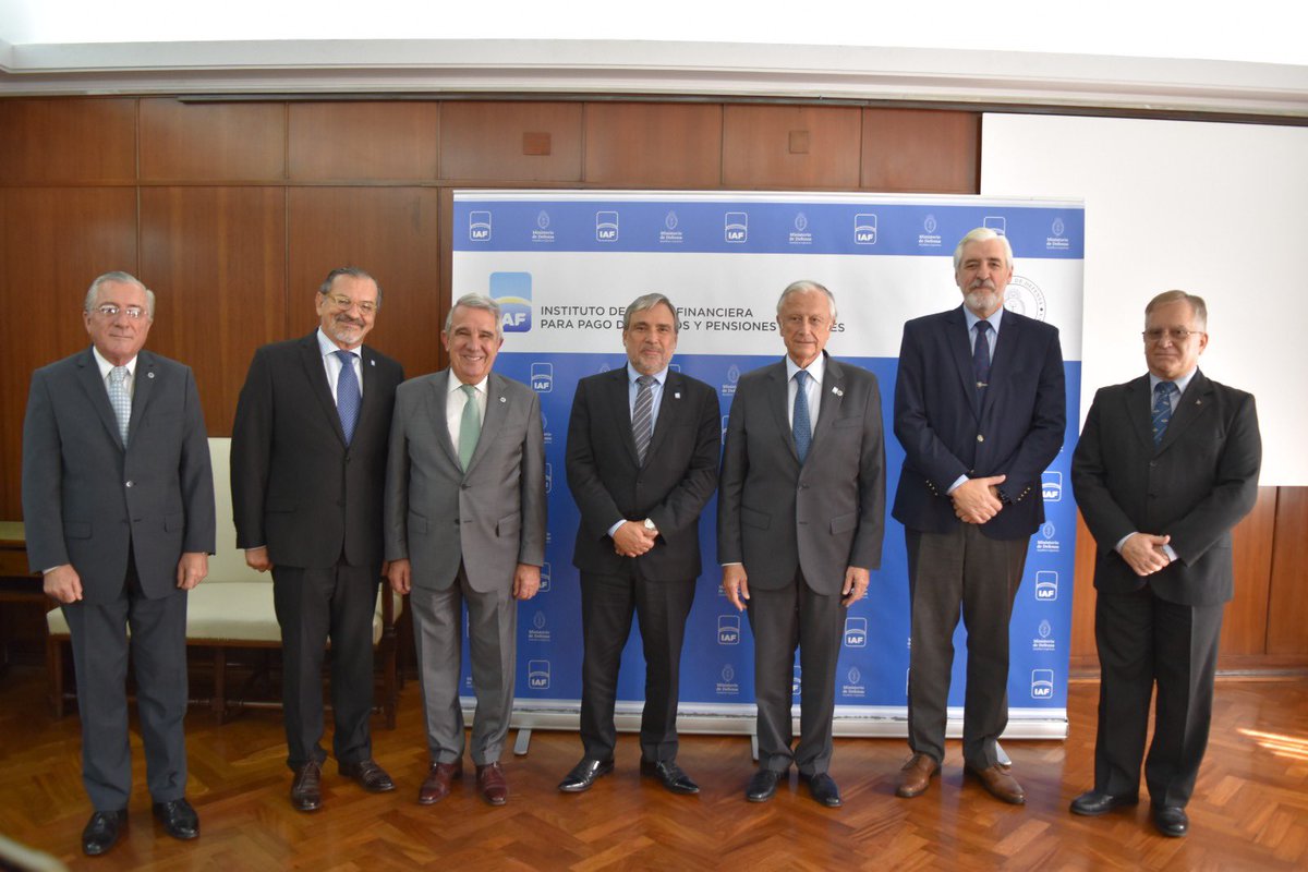 RobertoFiochi's tweet photo. El 17 de abril, en la Sede del @iafprpm , procedimos a firmar un convenio entre el Instituto y la Sociedad Militar #SMSV representada por su Presidente G.B. (R) Daniel REIMUNDES. En él se convino la instalación de una delegación de #SMSV en el edificio del #IAF (Cerrito 572-CABA) para ofrecer servicios a todos los afiliados de la Mutual. Seguimos reivindicando a nuestras FF.AA!! Una nueva Argentina es posible!! @Ejercito_Arg @Armada_Arg @FuerzaAerea_Arg
