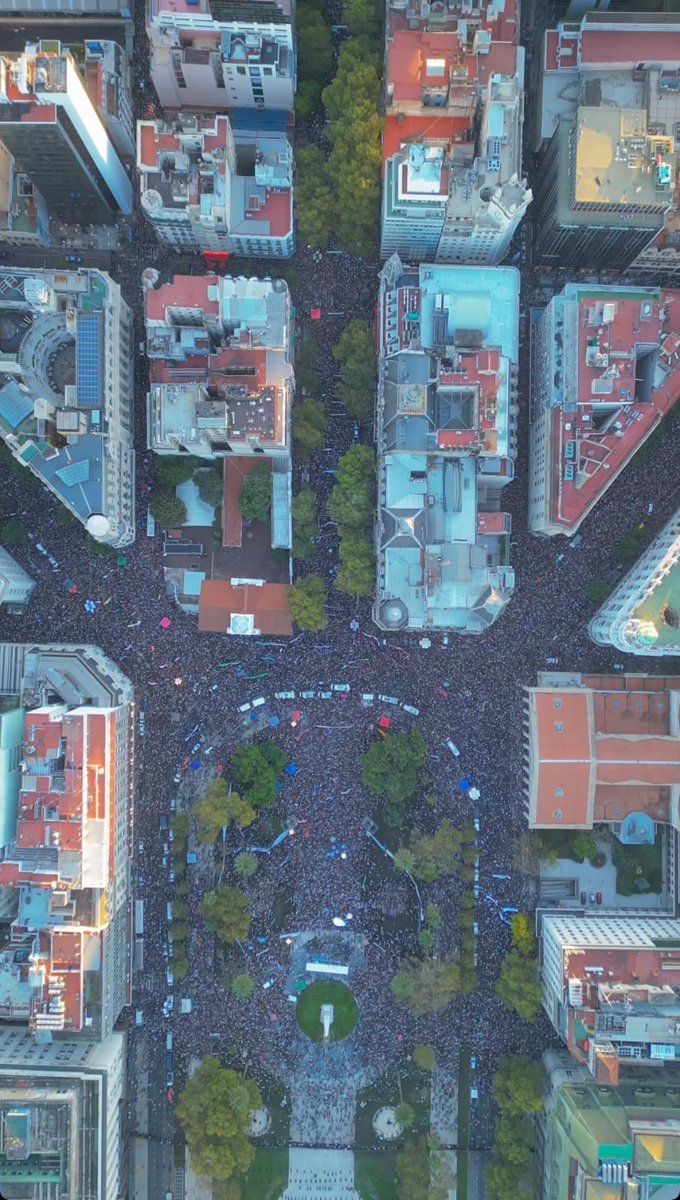 ✊🏽🇦🇷 INMENSA la juventud argentina, luchando hoy contra el neoliberalismo ¡QUÉ ORGULLO! Comparte para apoyarlos desde donde estés.

TIEMBLA el gobierno de Milei 🔥🔥🔥

📸 Juan Droneri