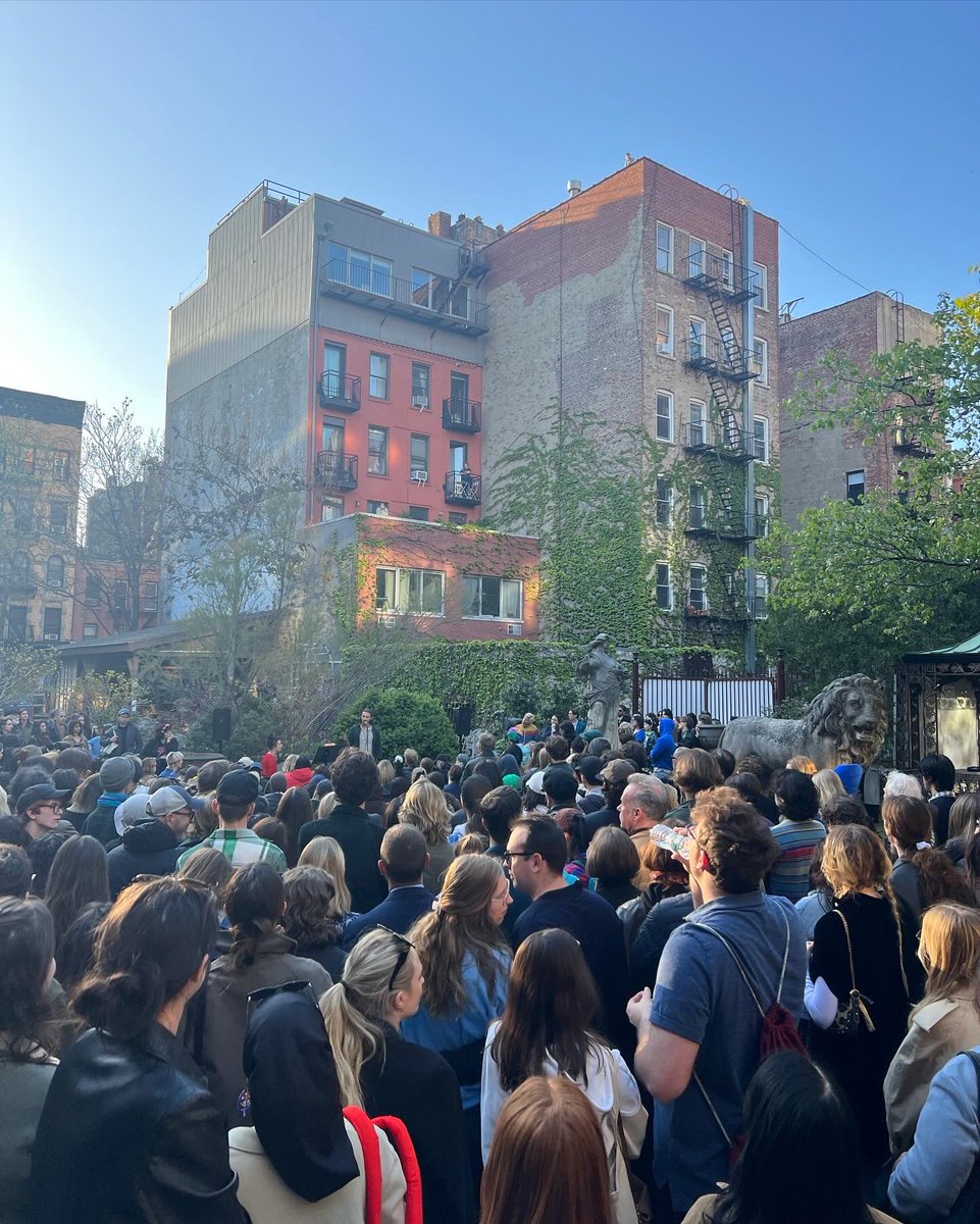 ElizabethStGrdn's tweet photo. Thanks to all who joined us at Elizabeth Street Garden to celebrate nature and our Mother Earth.
Our sincere gratitude to Jesse & Patti Smith, and all the wonderful readers for sharing your beautiful words with us all.
#ElizabethStreetGarden #SaveESG #EarthDay https://t.co/GnP5b7JT1s