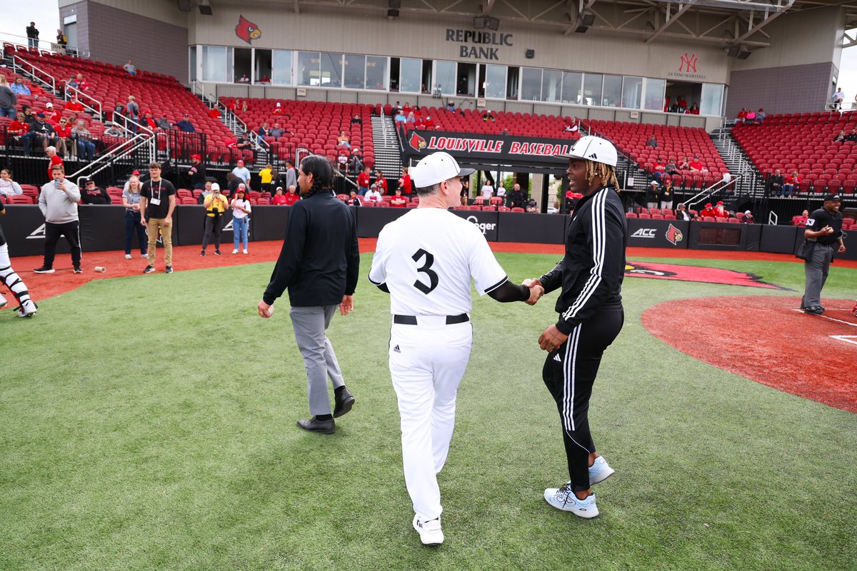 🏈 👉 ⚾️ @QuincyRiley03 with today’s first pitch! #GoCards x @LouisvilleBSB