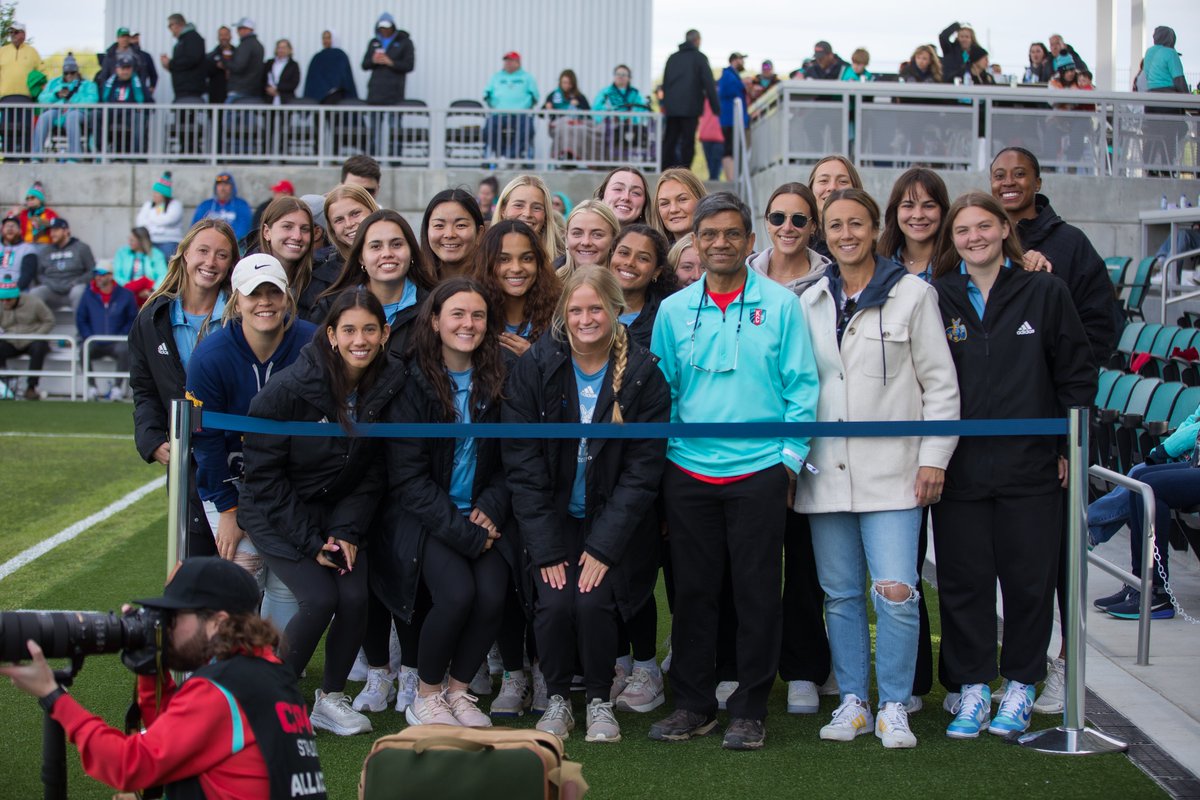 UMKC's tweet photo. Our women's soccer team had the opportunity to see the Kansas City Current pitchside this weekend and enjoy their 5-2 victory at @cpkcstadium! This experience for our student-athletes is all part of our official higher-education partnership.  

#RooUp | #KCBaby https://t.co/QMY2hZbBKF