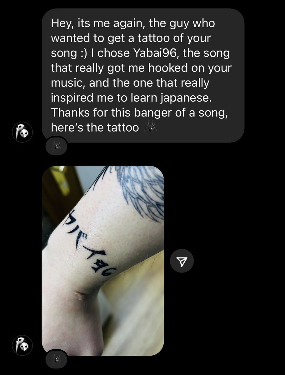 KamiKazuo's tweet photo. ファンが俺の曲のタトゥー入れた！
ヤバくて最高！🕷️👹

翻訳:
“久しぶりです。Kazuo君の曲のタトゥーを入れたいと思ってた人です
Yabai96を選びました。Kazuo君の音楽に夢中になるきっかけとなった曲であり、日本語を学ぶきっかけとなった曲です！最高な曲ありがとう、これがタトゥーです🕷️” https://t.co/x59aOTbilP