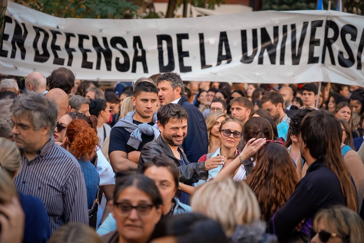 Señor presidente, Muchas gracias. Se lo digo como un docente más, como un gradudado más, como un ciudadano sin cargos que nació en el 83 cuando se recuperó la democracia, un argentino más que caminó hoy emocionado desde la Facultad de Derecho hasta Avenida de Mayo viendo la más…