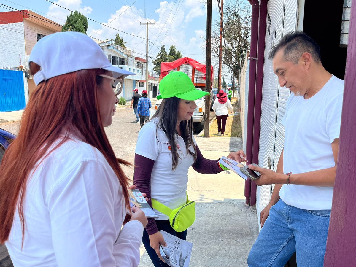 MariaDeLaBarrda's tweet photo. #EnCampaña 👊🏽
🌟 Hoy en la colonia Bugambilias, escuché que la inseguridad es la principal preocupación de las y los colonos. Están decepcionados porque su colonia está peor cada día.
#PorAmorAPuebla y por la #PueblaDelFuturo trabajaremos por un mejor #Distrito17
#MaríaVaConTodo https://t.co/Pe9CLZzxDj