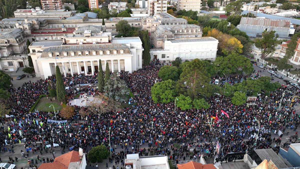 Emocinante #MarchaUniversitaria en Bahía Blanca. Una de las más grandes de la historia! Ojalá a nuestro presidente le llegue el mensaje: Defendemos lo que funciona, lo que asegura el futuro y progreso a millones de Argentinos. Educación Publica SIEMPRE 🇦🇷