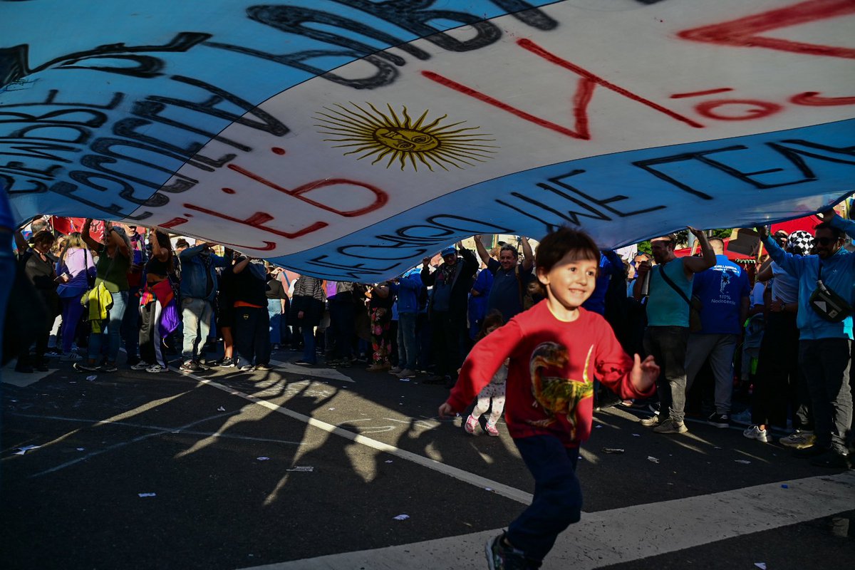 Juega. Corretea libre que quienes sostienen la patria y la educación te cobijan.