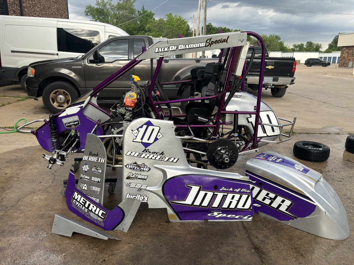 BBerreth16's tweet photo. Hey @Zep_USA, I love your heavy duty citrus degreaser. Only think I’ll use to wash my racecar. Let’s work something out and get Zep on this beautiful machine! https://t.co/rs4cz8beeU