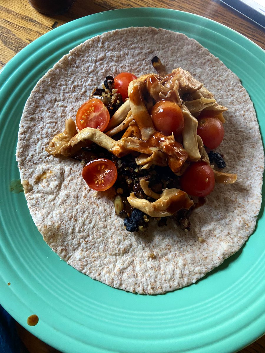 I stopped and got more oyster mushrooms, this time in a burrito as a chicken substitute. I cooked them in paprika and soy sauce. Also threw in yesterday’s concoction & some tomatoes. Peace on my plate, baby! #Vegan 🌱☯️🌯