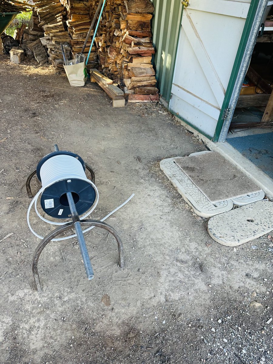 martinhurley's tweet photo. installing EV charger… #evnex 👻 https://t.co/Gf1QsSFXi6