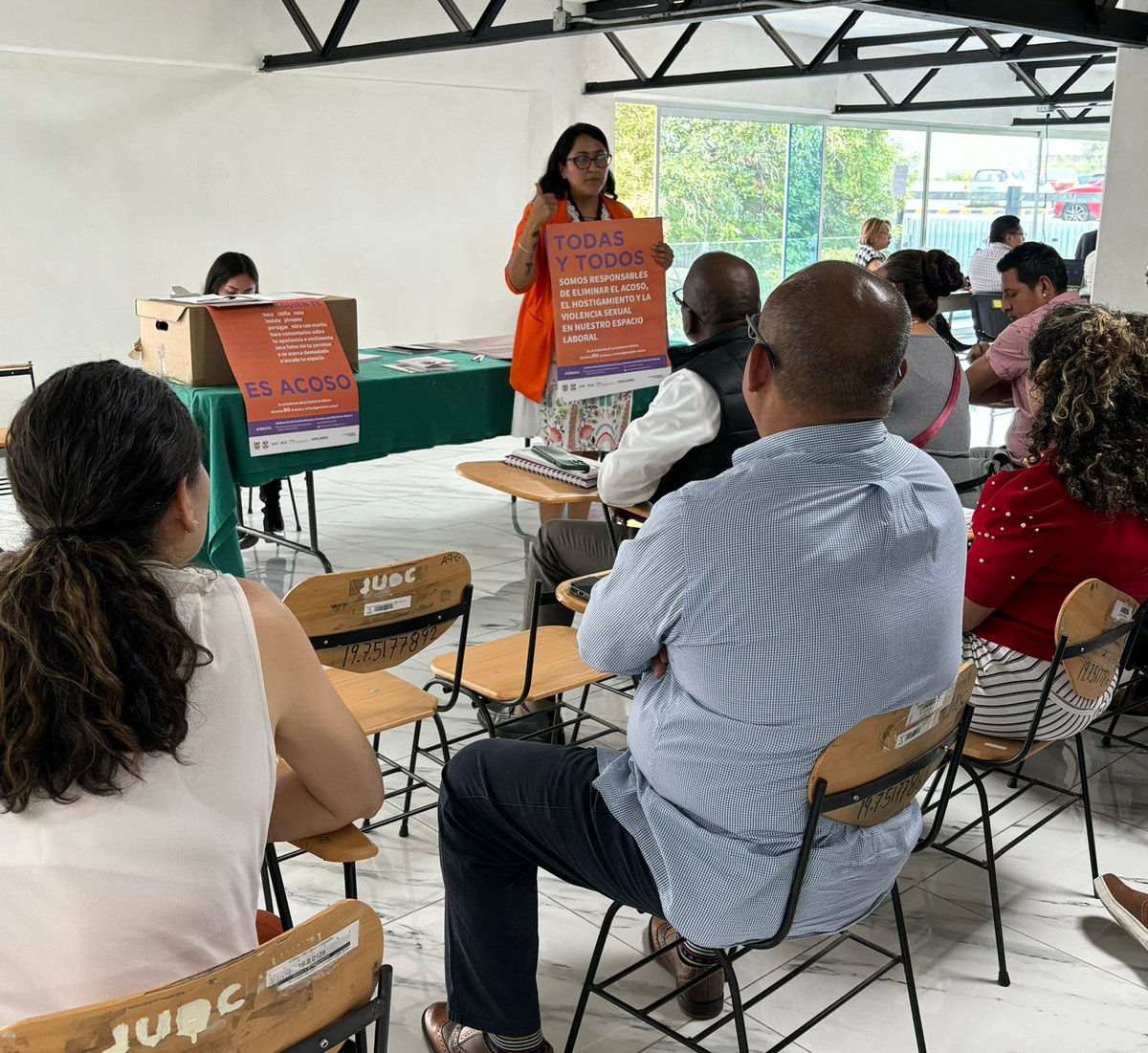 Finanzas_CDMX's tweet photo. En el marco del #DíaNaranja 🧡, personal de la #SAF acudió a la Dirección General de Administración y Finanzas de la @SSaludCdMx, para hablar de los tipos y modalidades de violencia contra las mujeres, e instancia que atienden. https://t.co/q18Xl62Lwf