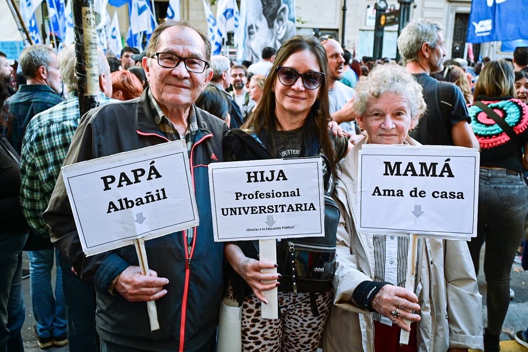 No pude haber tomado mejor foto en la marcha universitaria. Sintetiza todo por lo que vale la pena luchar.