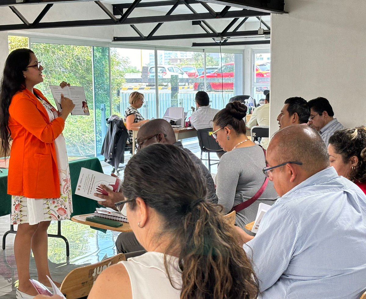 Finanzas_CDMX's tweet photo. En el marco del #DíaNaranja 🧡, personal de la #SAF acudió a la Dirección General de Administración y Finanzas de la @SSaludCdMx, para hablar de los tipos y modalidades de violencia contra las mujeres, e instancia que atienden. https://t.co/q18Xl62Lwf