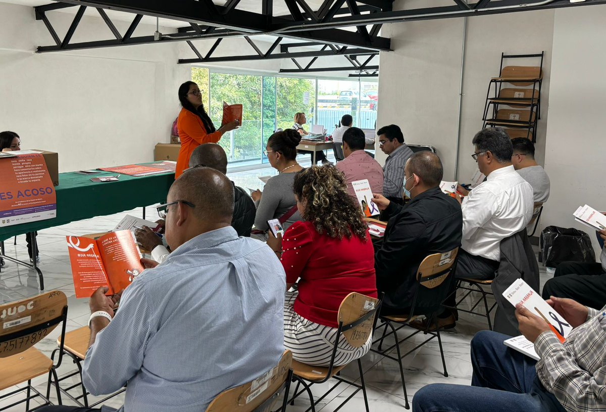 Finanzas_CDMX's tweet photo. En el marco del #DíaNaranja 🧡, personal de la #SAF acudió a la Dirección General de Administración y Finanzas de la @SSaludCdMx, para hablar de los tipos y modalidades de violencia contra las mujeres, e instancia que atienden. https://t.co/q18Xl62Lwf