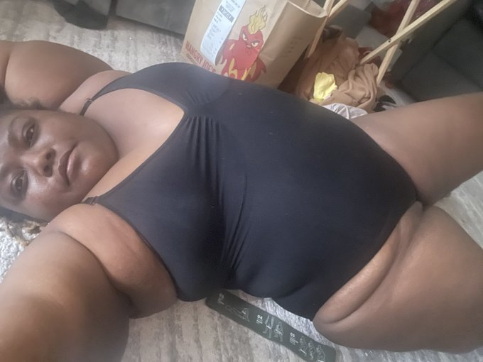 Beach Cake 🎂 🏝️ &amp; a good stretch 🧘🏾&zwj;♀️  I feel nice 💨🍃😎 https://t.co/gug5Egp6ly