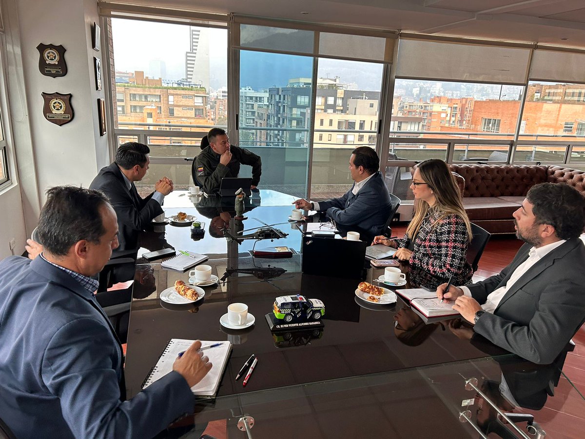 FNDCol's tweet photo. #AEstaHora se lleva a cabo mesa de trabajo entre el director del @GaulaPolicia, Coronel Elver Alfonso Sanabria, y nuestro director ejecutivo,  @DidierTaveraA, con el objetivo  de aunar esfuerzos contra la extorsión y secuestro y optimizar las operaciones para combatir eficazmente los delitos en los departamentos.