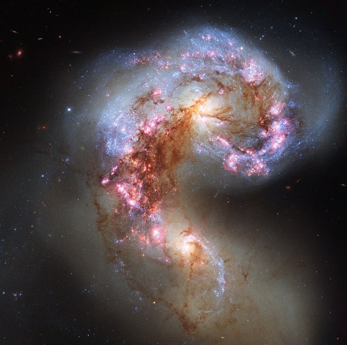 Só para lembrar que o telescópio Hubble está de aniversário de 34 anos, com 4 das suas lindas imagens de galáxias. 

Todas abrigam um buraco negro supermassivo mo centro, conhecimento também  trazido pelo Hubble.

Parabéns, Hubble!

#astronomia #ciencia #galaxias #universo