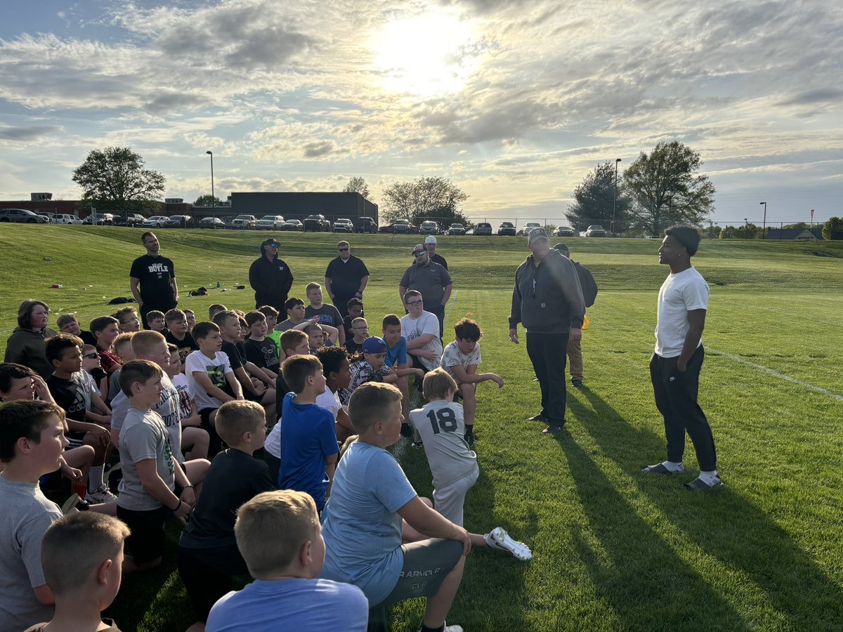 Mr. FOOTBALL Candidate @MontavinQuisen1 talking to our Boyle Youth Football tonight after our workout. “Work Hard and don’t let people set limits on how good you can be!” GO REBELS!!!