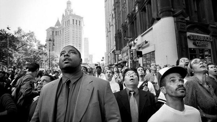 Espectadores incrédulos e impactados observando el colapso de las Torres Gemelas el 11 de septiembre de 2001.