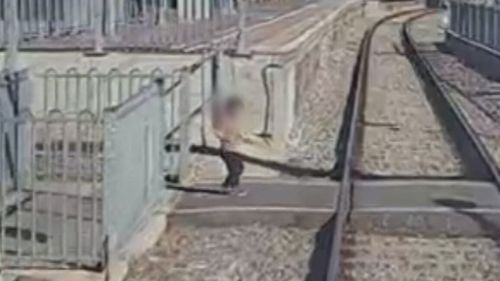 Toddler’s near-miss at train station caught on camera dlvr.it/T5wQcT #Australia #LevelCrossing #levelcrossingsafety #News