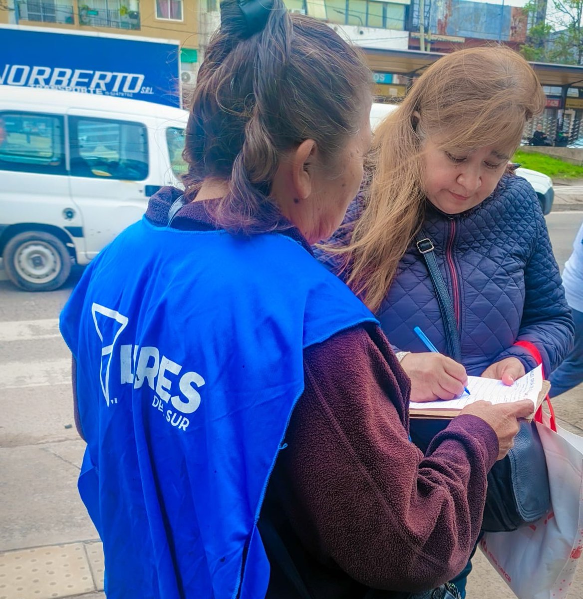 LibresDelSur3F's tweet photo. 🔵 HOY 🔴

¡Seguimos en pie! En 1 de Mayo y Ruta 8, continuamos juntando firmas para detener los aumentos de precios impulsados por el gobierno de Milei. 💪  ¡Súmate a firmar y hagamos escuchar nuestra voz para proteger nuestra economía! ✍️
#NoMasAumento
#MileiParaLaMano https://t.co/RZDNLMY2wi