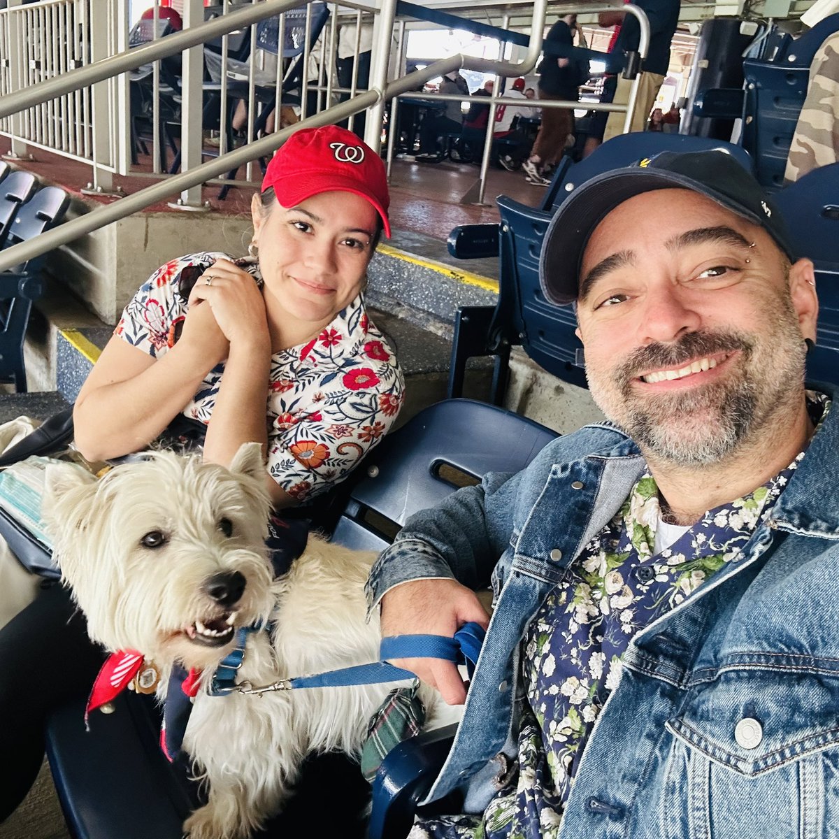 josarc's tweet photo. Llevando a Louie a su primer juego @Nationals #pupday @sarahsosa https://t.co/MadD5eHdGv