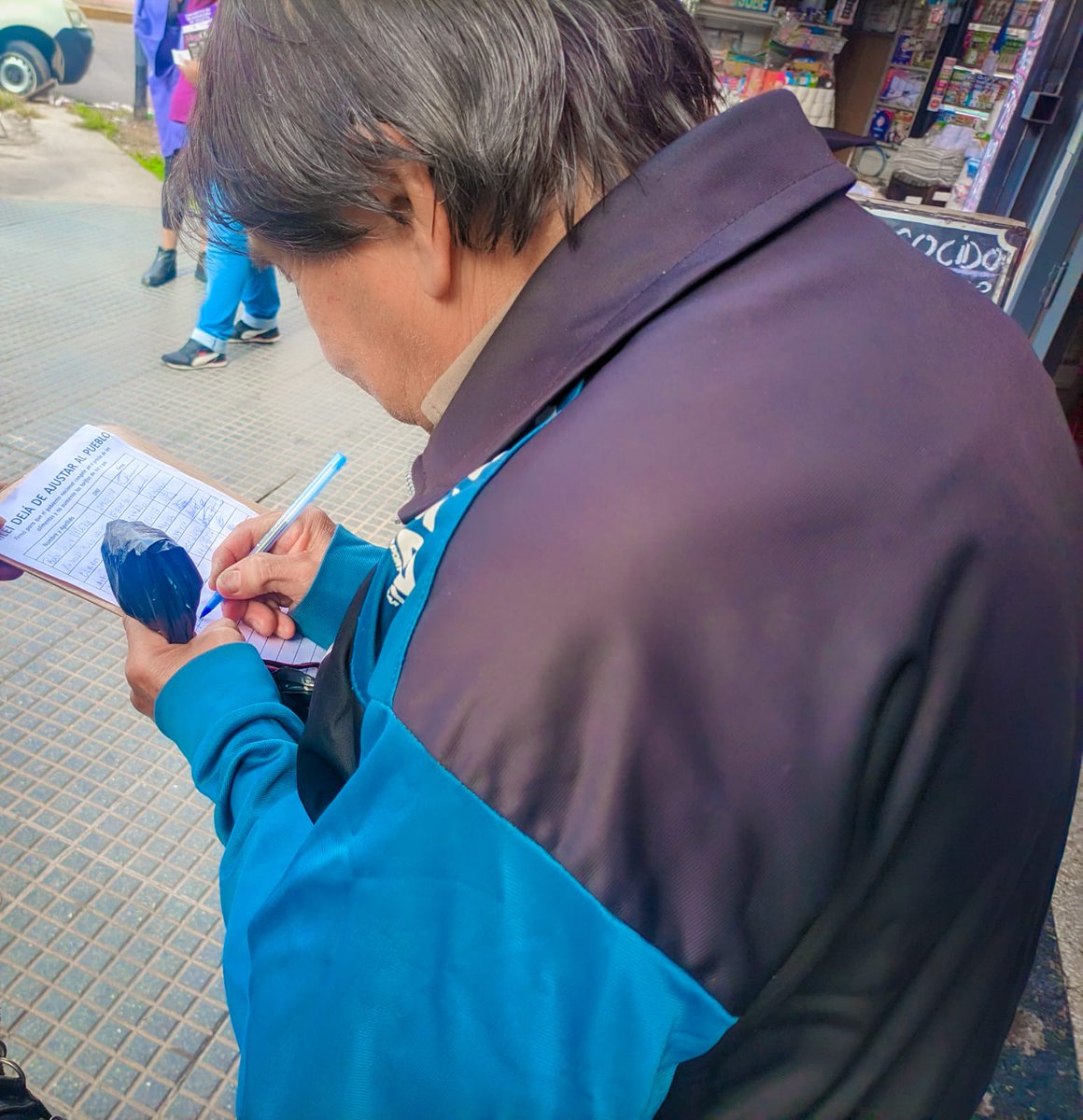 LibresDelSur3F's tweet photo. 🔵 HOY 🔴

¡Seguimos en pie! En 1 de Mayo y Ruta 8, continuamos juntando firmas para detener los aumentos de precios impulsados por el gobierno de Milei. 💪  ¡Súmate a firmar y hagamos escuchar nuestra voz para proteger nuestra economía! ✍️
#NoMasAumento
#MileiParaLaMano https://t.co/RZDNLMY2wi