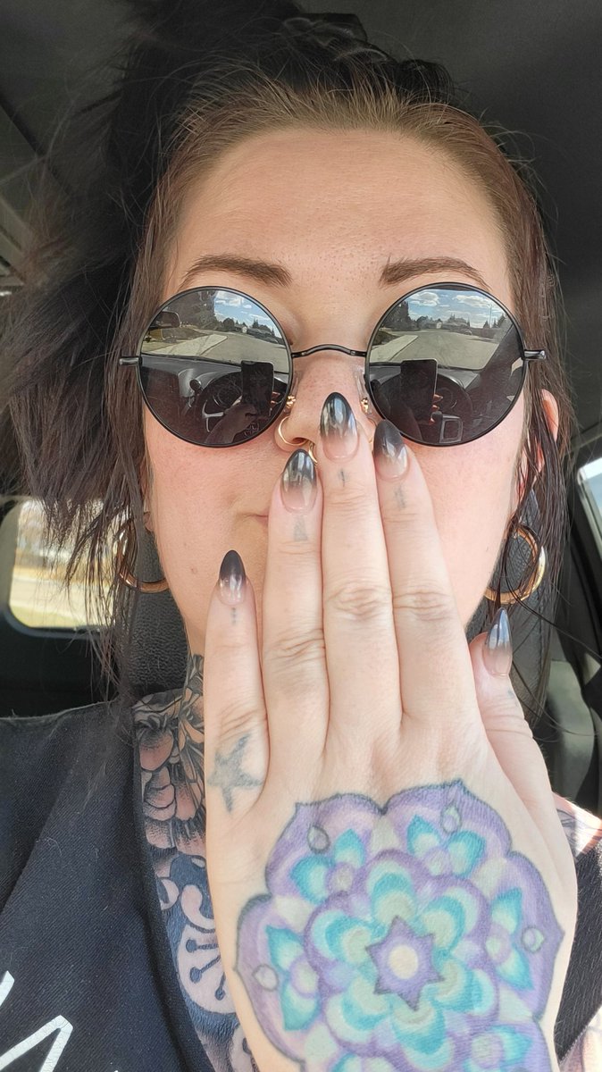 KayteVon's tweet image. #nails #handmodel 😝😂